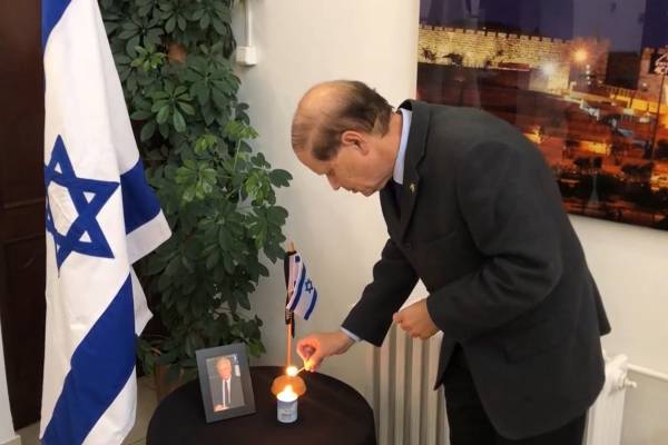 Izrael budapesti nagykövete is gyertyát gyújtott Jichák Rabin emlékére